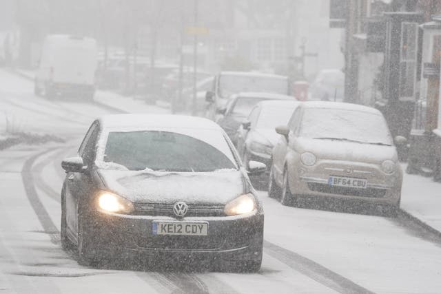 <p>Samochód jadący przez zawieje śnieżne w Lenham w hrabstwie Kent. Na poniedziałek prognozowane są opady deszczu ze śniegiem i śniegu dla części kraju</p>
